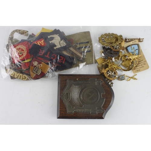 346 - Military Badges: Assortment of metal and cloth badges, mostly British but some French and Commonweal... 