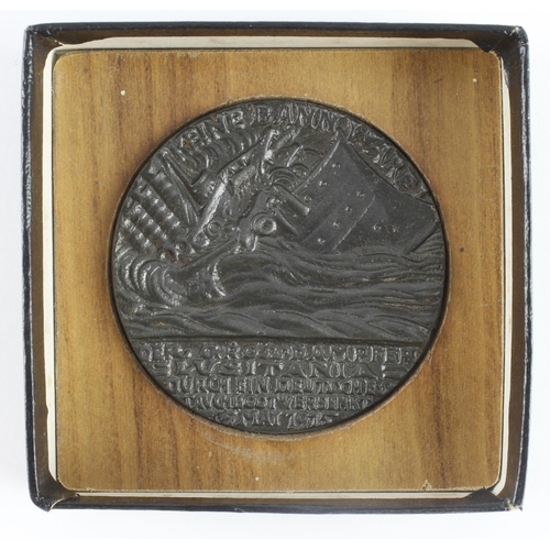 405 - Sinking of the Lusitania, British Iron medal in very good condition, in a fitted box which is not or... 