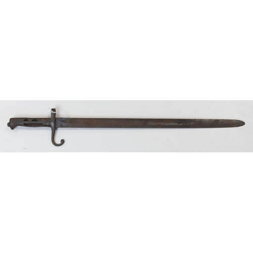 91 - Italian Sword Bayonet 1870, damage to one side of grip, but a scarce piece, no scabbard.  Sold as se... 