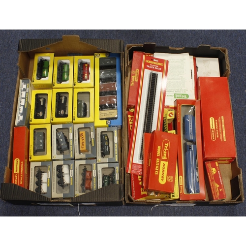 173 - Model Railway. A collection of boxed OO gauge model railway, including Hornby, Triang Wrenn, Trix et... 