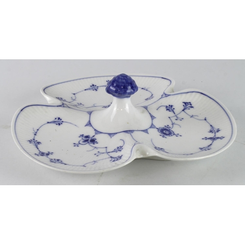 452 - Royal Copenhagen blue lace pattern cabaret dish, makers marks to reverse (461, first quality), diame... 