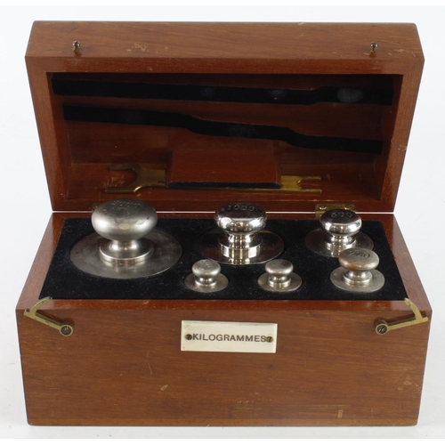 521 - Weights. A cased set of weights by 'L. Oertling' ranging from 100 to 2000 grams