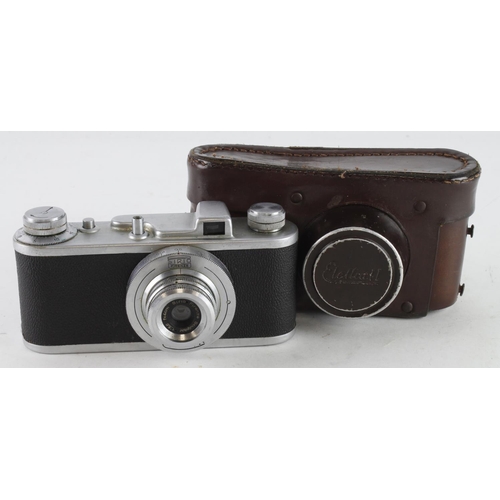 525 - Italian Sirio Elettra II camera, contained in original leather case (untested, sold as seen)