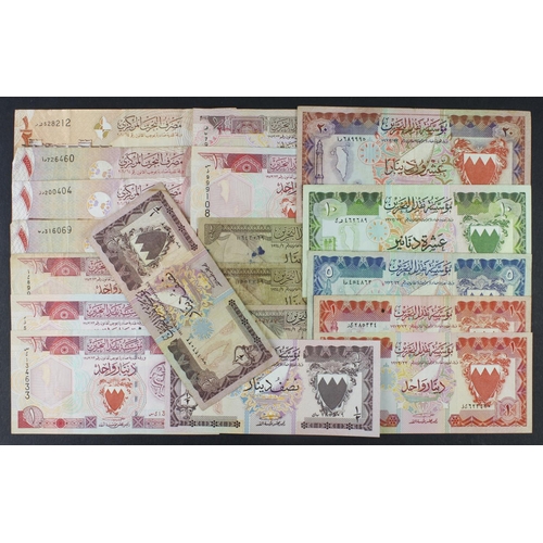 589 - Bahrain (19), comprising 20, 10, 5, 1 and 1/2 Dinars issued 1973, 1/4 Dinar (2) and 100 Fils issued ... 