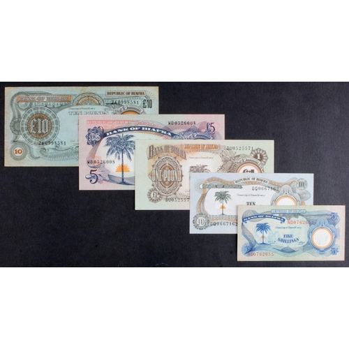 608 - Biafra (5), 10 pounds issued 1967, serial ZA 0998581 (BNB B107a, Pick7a), 5 pounds issued 1968-69, s... 