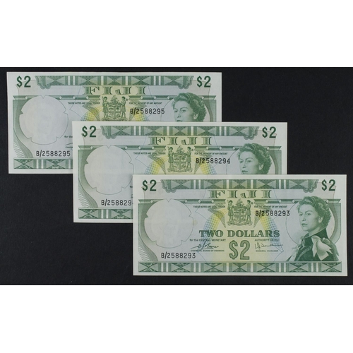 714 - Fiji 2 Dollars (3) issued 1974, signed Barnes & Tomkins, a consecutively numbered run, serial B/2 58... 