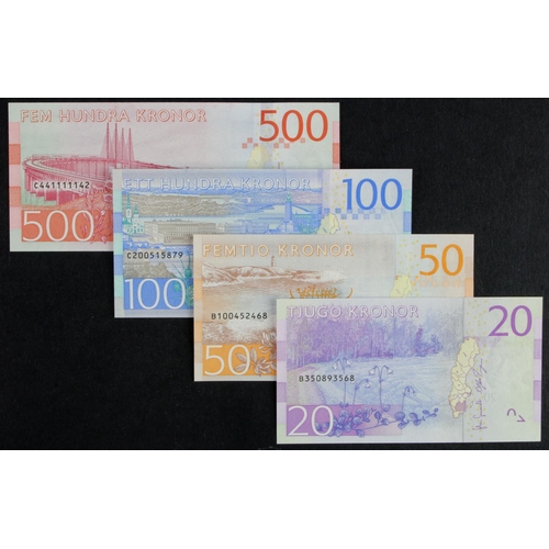 901 - Sweden (4), 500 Kronor issued 2015, serial C441111142 (BNB B158b, Pick73), 100 Kronor issued 2015, 5... 