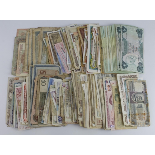 948 - World (approx 400), including 33 x Libya 10 Dinars, Gibraltar, Jersey, Portugal, Malaya, Russia, Ita... 