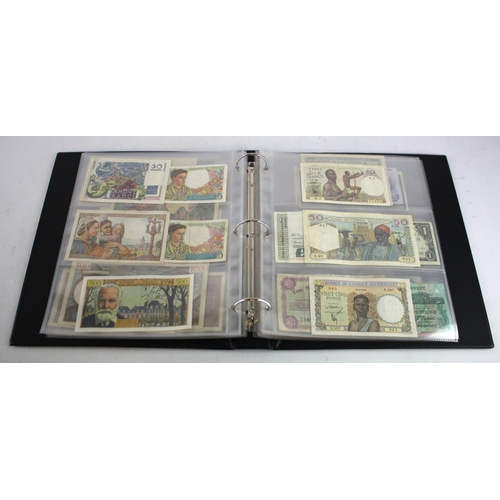 961 - World in album (64), Scotland (15) a good range of 1 Pound notes from various banks, no duplication,... 