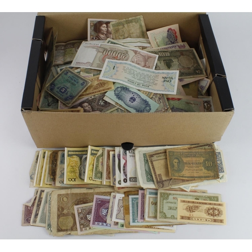 964 - World in large box (over 950), an interesting group with Uncirculated to Very Poor condition notes, ... 