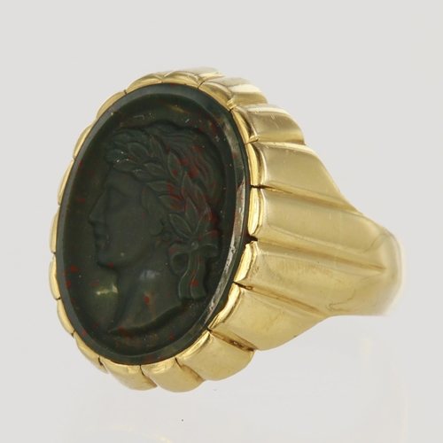 10 - 18ct yellow gold signet ring set with an oval bloodstone measuring approx. 19mm x 14mm carved with a... 