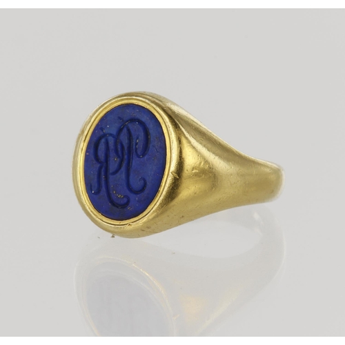 120 - 18ct yellow gold signet ring set with an oval lapis engraved with reverse initials, measuring approx... 