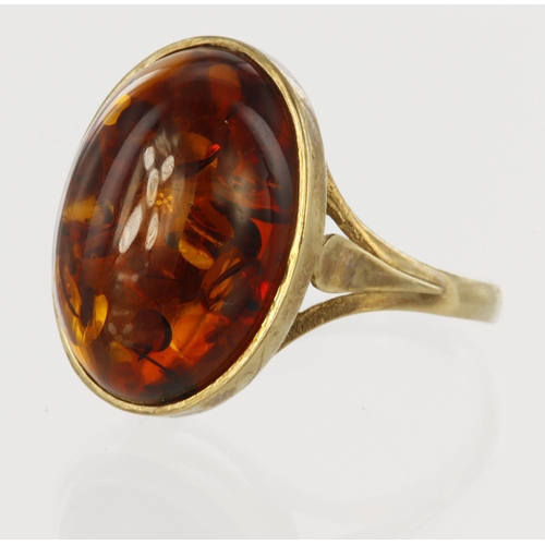 159 - 9ct yellow gold ring set with an oval amber cabochon measuring approx. 17mm x 12mm, finger size P/Q,... 