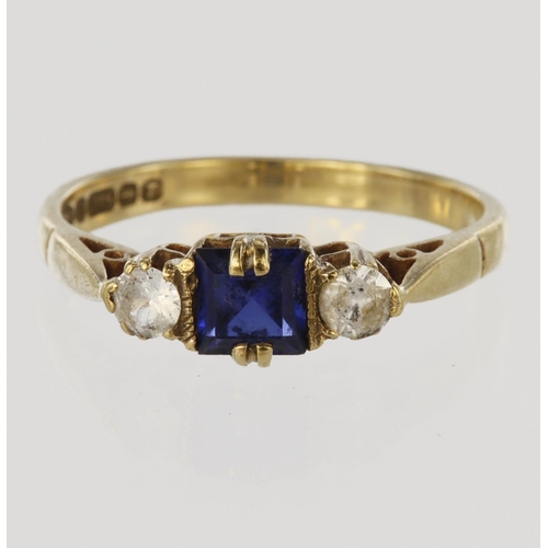 170 - 9ct yellow gold three stone ring set with square sapphire measuring approx. 4.5mm x 4.5mm, with a ro... 