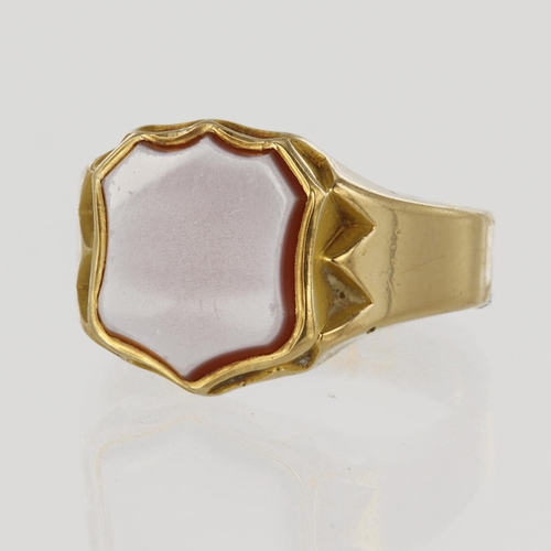 191 - 18ct yellow gold signet ring set with shield shaped agate measuring approx. 12mm x 10mm, finger size... 