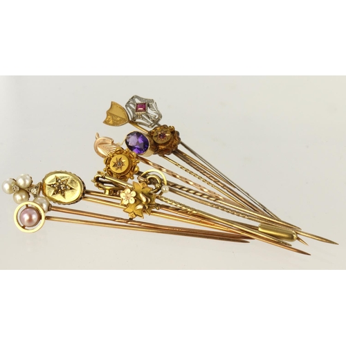 475 - Assortment of thirteen yellow metal tie pins, tests various carats with some base metal pins. Gross ... 