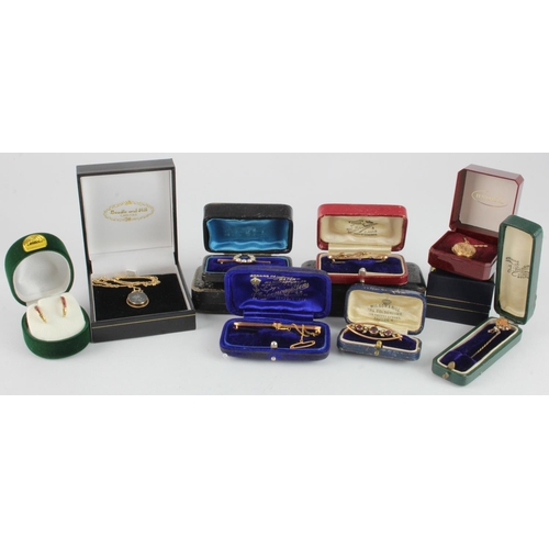 495 - Selection of mixed 9ct / tests 9ct jewellery in boxes.