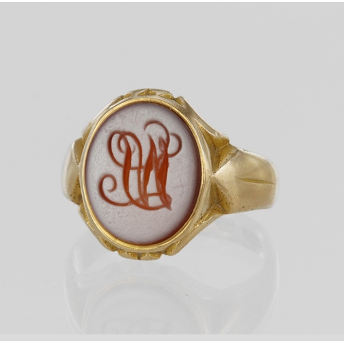 58 - 15ct yellow gold signet ring set with an oval agate measuring approx. 12.5mm x 10.5mm, engraved with... 