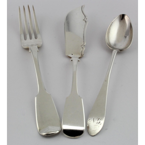 802 - Mixed lot of Provincial type silver flatware, comprising a George III silver oar end pattern dessert... 