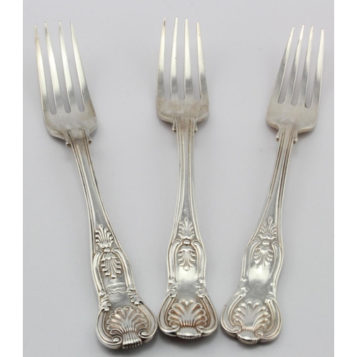 919 - Three Kings pattern silver dessert forks hallmarked London 1829, 1841 & 1860, total weight of forks ... 