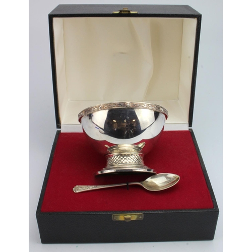 923 - Irish Silver bowl & spoon. Hallmarked Dublin 1974 by Irish Silver Ltd. Total weight of silver 167g. ... 