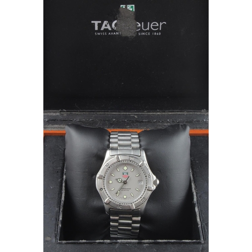 650 - Tag Heuer 2000 Series Professional 200m mid-size quartz stainless steel gents wristwatch. The grey d... 