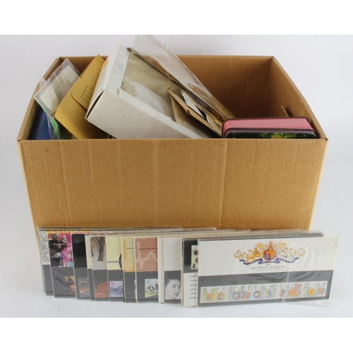 39 - GB with some World - mix in large box, incl approx 38x 1999/2000 Presentation packs, 6x special pack... 