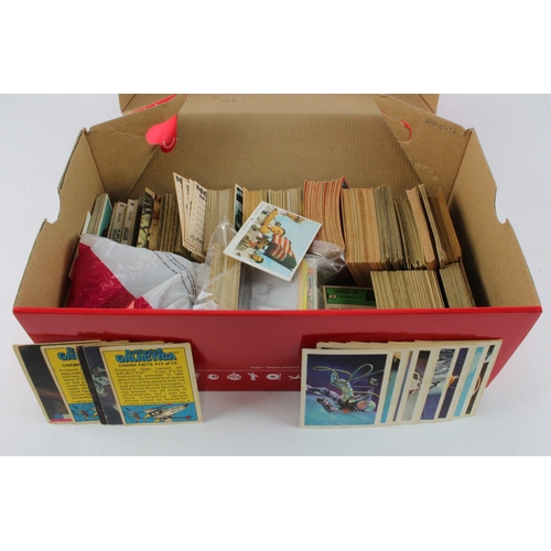 626 - Red shoe box of loose Gun Cards incl A & B C Gum, unsorted lot including Football, Star Trek, etc et... 