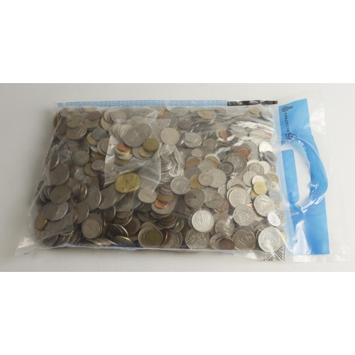 1107 - World (approx 6.5Kg) much better than kiloware with redeemable currency seen (David Fayers Collectio... 