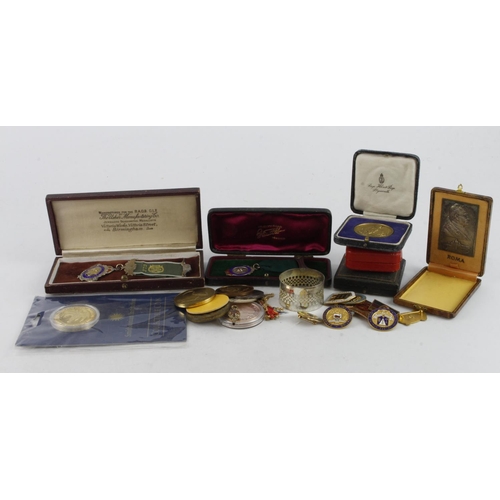 1176 - GB & World commemorative medals, prizes, society jewels, enamelled badges and misc. items (25) 19th-... 