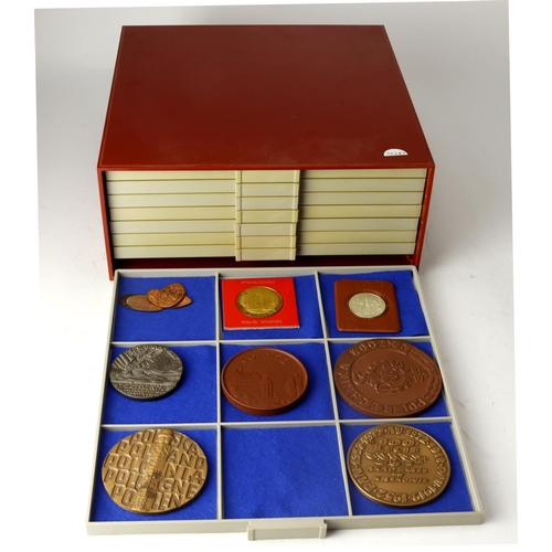 1179 - GB & World tokens, medallions and coins - a collection in an 8-drawer plastic cabinet - a little sil... 