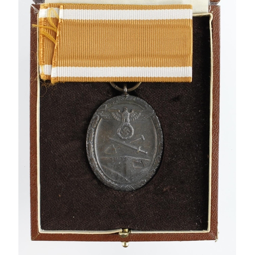 1090 - German Westwall medal in fitted presentation case.