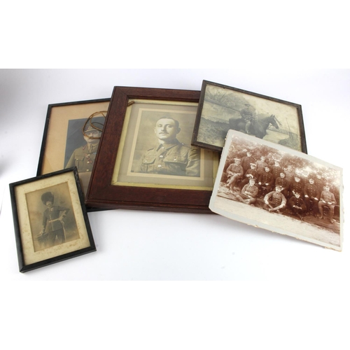 442 - WW1 portrait and group photos of various soldiers, some in glazed frames.