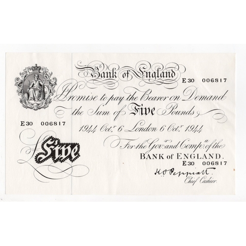 125 - Peppiatt 5 Pounds (B255) dated 6th October 1944, London issue on thick paper, serial E30 006817, a c... 