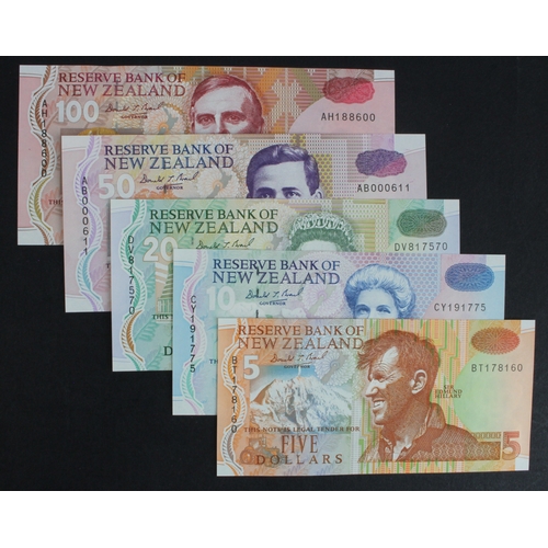 756 - New Zealand (5) 100 Dollars, 50 Dollars, 20 Dollars, 10 Dollars, 5 Dollars, issued 1992 - 1997, sign... 