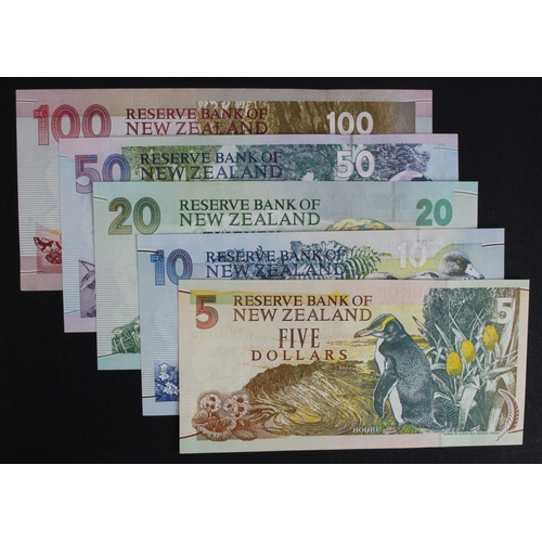 756 - New Zealand (5) 100 Dollars, 50 Dollars, 20 Dollars, 10 Dollars, 5 Dollars, issued 1992 - 1997, sign... 