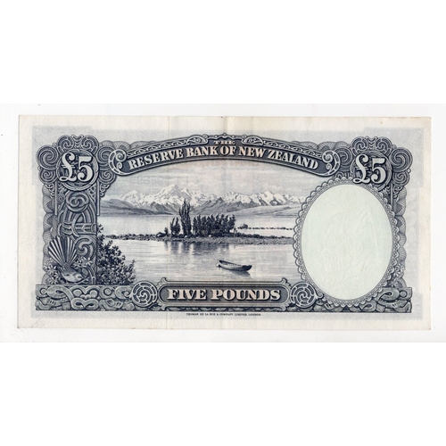 760 - New Zealand 5 Pounds issued 1960 - 1967, with security thread, signed Fleming, serial L1 598699 (BNB... 