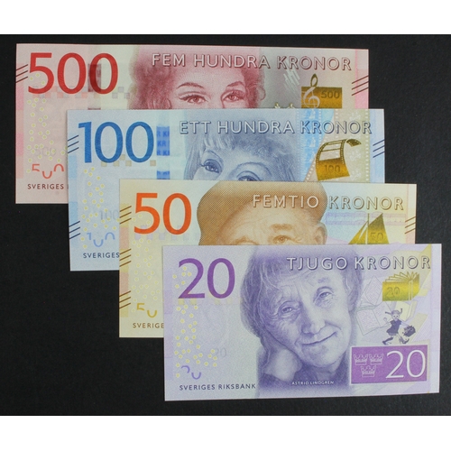 852 - Sweden (4), 500 Kronor issued 2015, serial C441111142 (BNB B158b, Pick73), 100 Kronor issued 2015, 5... 