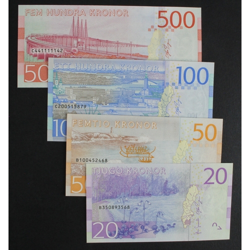 852 - Sweden (4), 500 Kronor issued 2015, serial C441111142 (BNB B158b, Pick73), 100 Kronor issued 2015, 5... 