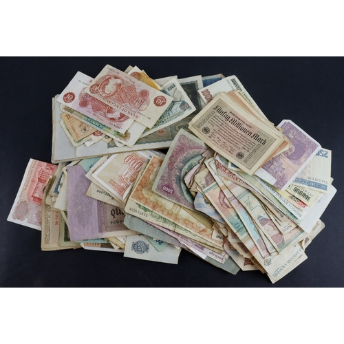 895 - World (245), a group of mainly lower grade notes, many different countris seen, some duplication, mi... 