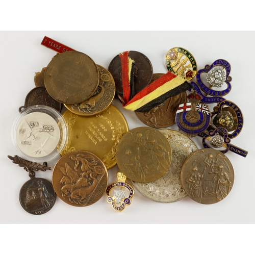 1049 - WWI & II and other military related commemorative/peace medals, sports prizes and association badges... 