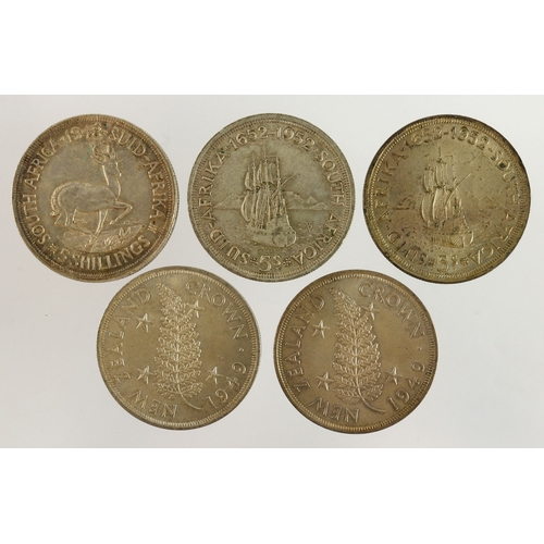 544 - British Commonwealth Crowns (5): 2x New Zealand 1949 AU, and 3x South Africa: 1948 and 2x 1952, GVF-... 