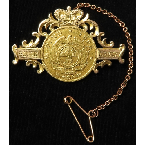886 - Coin Jewellery: South Africa, ZAR gold 1/2 Pond 1895 nVF in a decorative yellow metal brooch mount (... 
