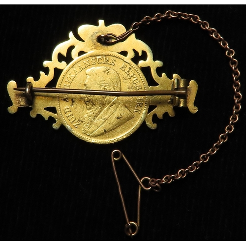 886 - Coin Jewellery: South Africa, ZAR gold 1/2 Pond 1895 nVF in a decorative yellow metal brooch mount (... 