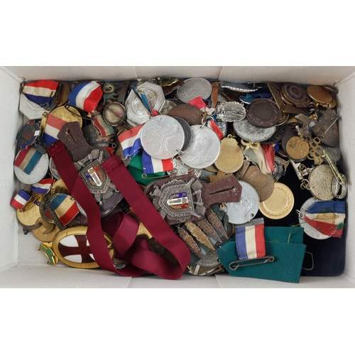 918 - GB & World (mostly British) medallions, badges etc (approx. 170) 19th-20thC, including Civic issue c... 