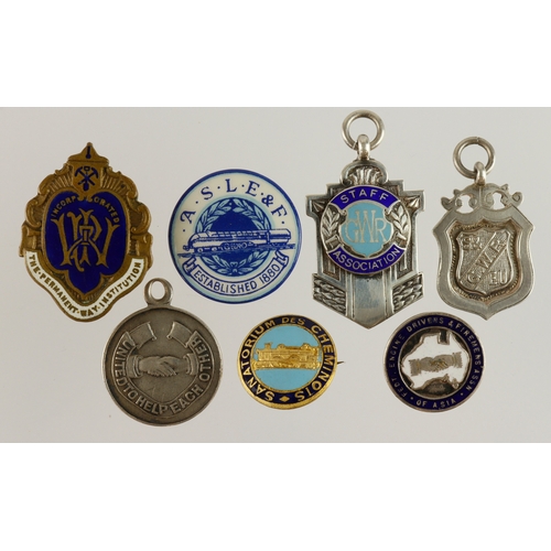 960 - Railway badges and medals (seven items) includes two GWR silver medals and a silver ASRS South Afric... 