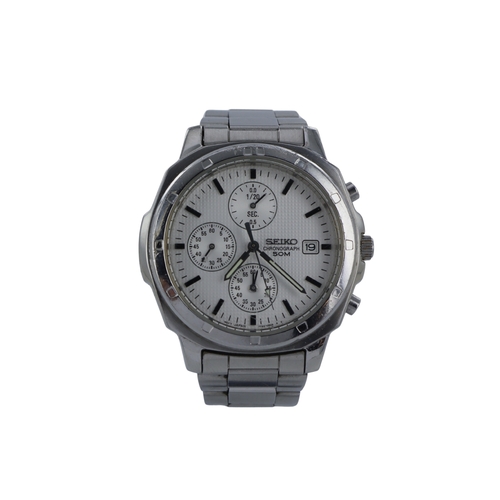 120 - Seiko Chronograph 50m stainless steel cased gents quartz wristwatch, ref. 7T92-0CA0. The silvered di... 