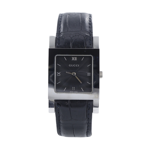 184 - Gents stainless steel cased Gucci 7900 M quartz wristwatch. The black dial with Roman numeral quarte... 