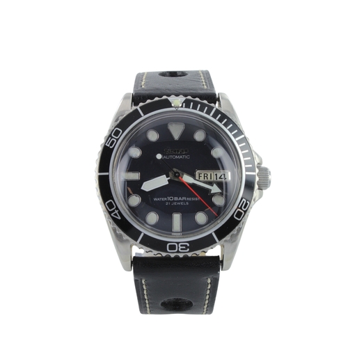 240 - Seiko stainless steel gents automatic wristwatch, ref. 7S26-0040. The black dial with luminous marke... 