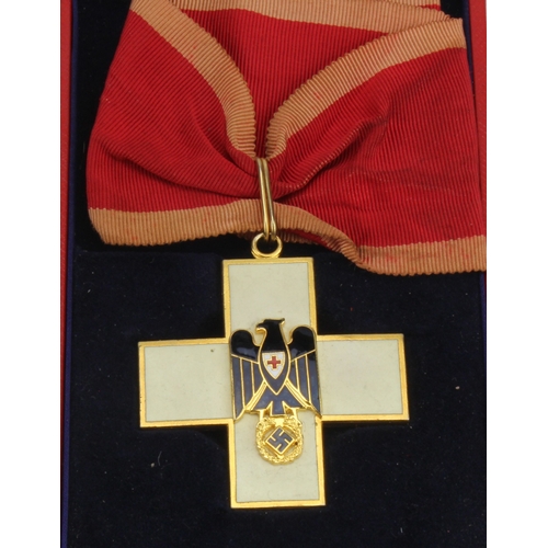 1062 - German Social Welfare / Red Cross Commanders cross in fitted case, Bauer Welzheim maker marked.